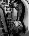 Philippe et Heinz Sellner dans le cylindre des machines de l’Aquarius II - 76.5&nbsp;ko